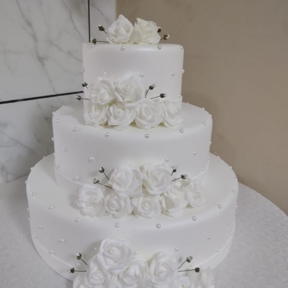 Fake Wedding cake - Picture 1 of 2